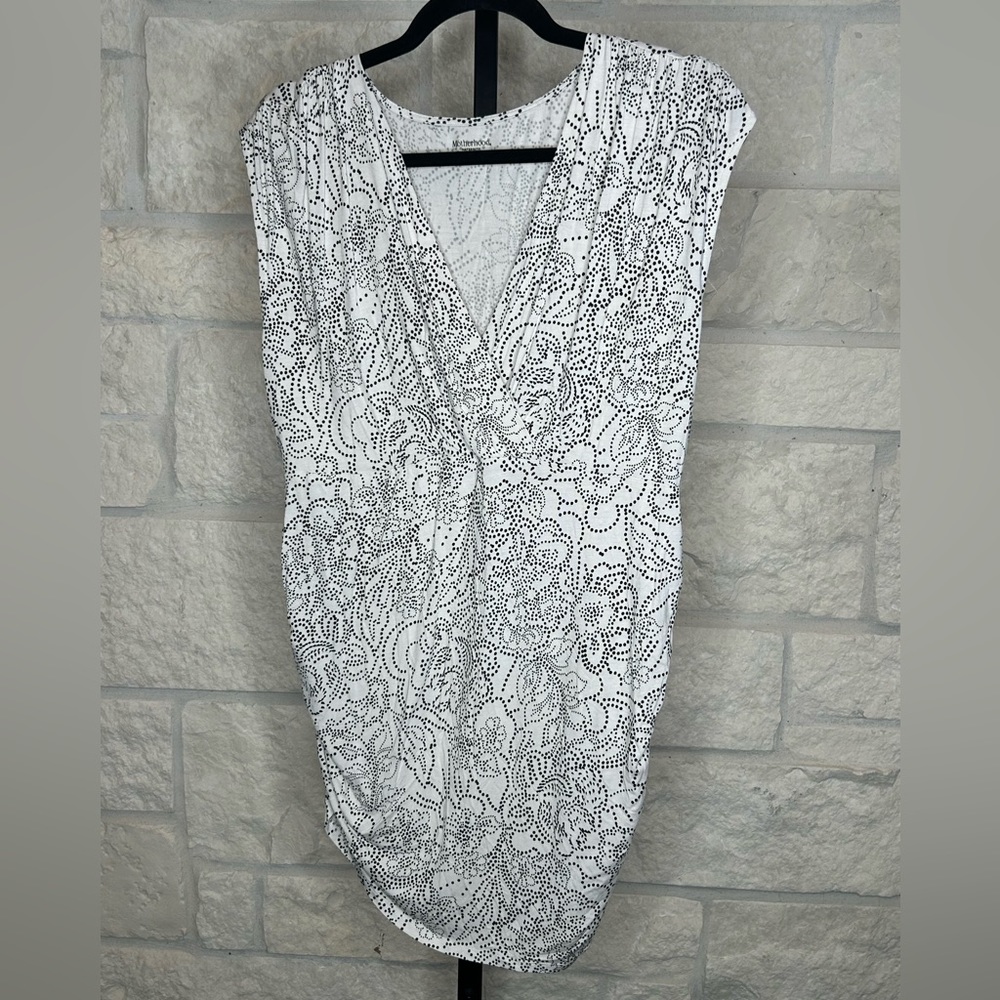 Motherhood Maternity Top Black and White Flower Print Size Large with Ruching